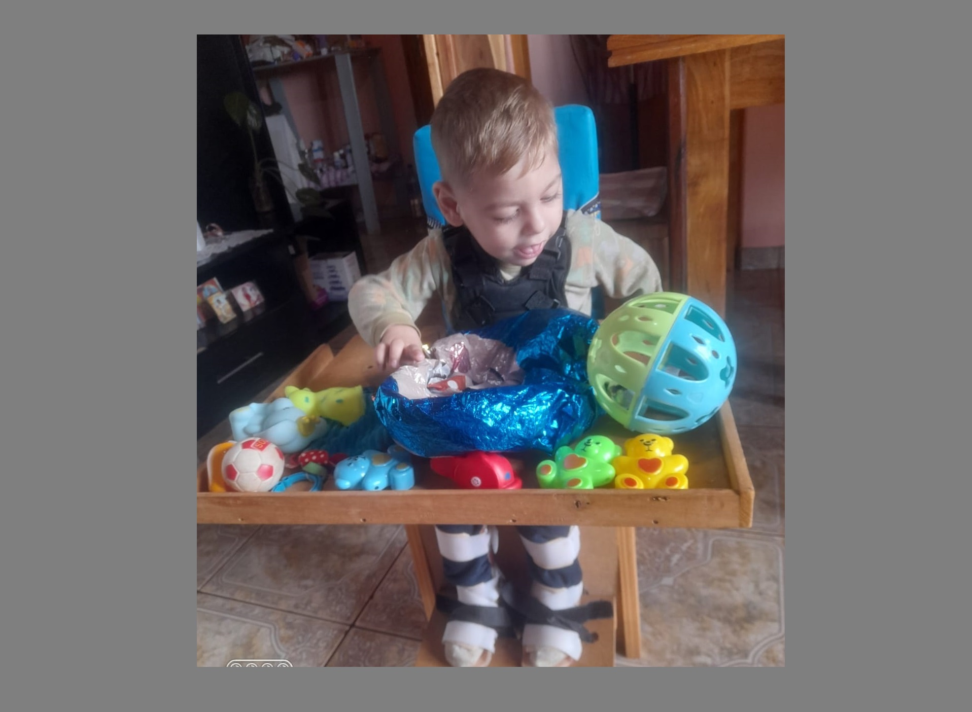 Colecta solidaria para un pequeño con parálisis cerebral que requiere una silla especial