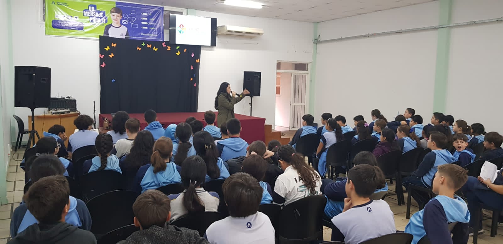 El uso controlado de las pantallas fue tema de debate con chicos del Alta Gracia