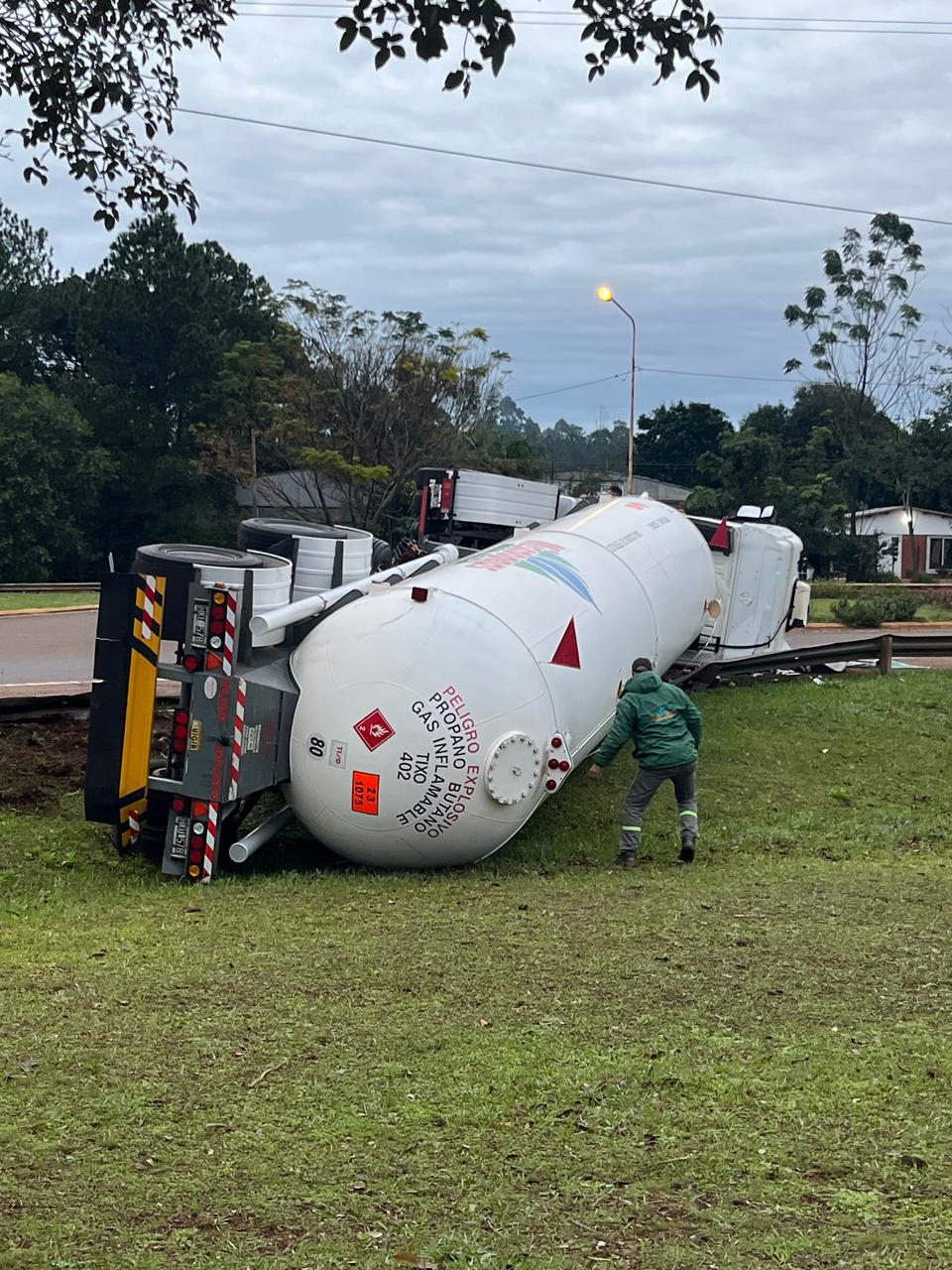 Un camión de gas volcó en el acceso a Campo Viera
