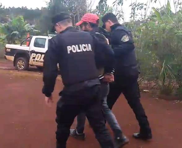 Asesinó a puñaladas a la pareja de su ex y secuestró a su hija