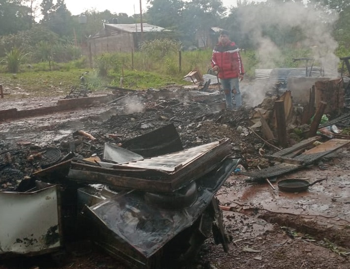 Desesperante situación de una familia obereña que perdió todo en un incendio  