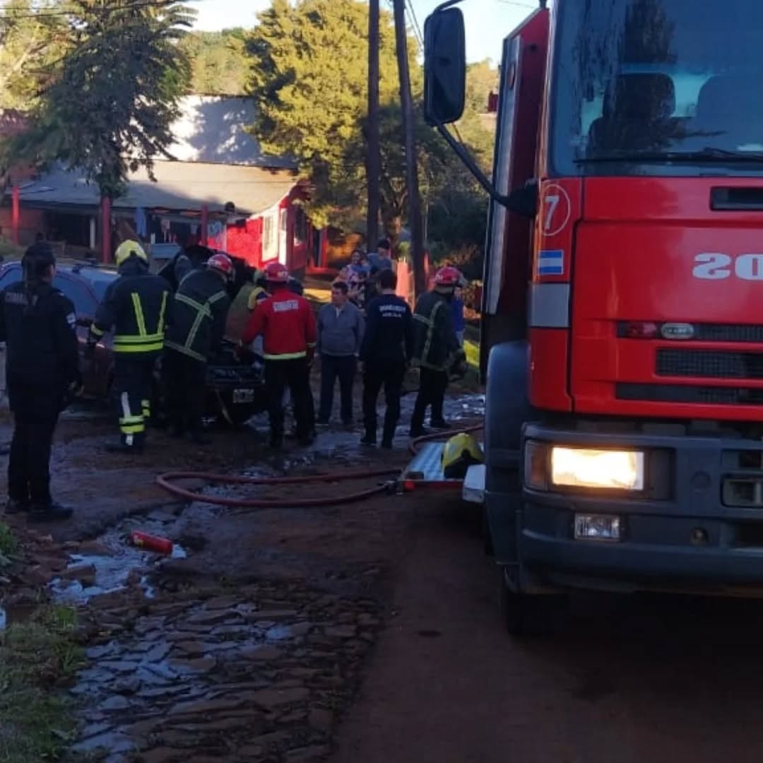 Un auto comenzó a quemarse y los vecinos lograron apagar el fuego