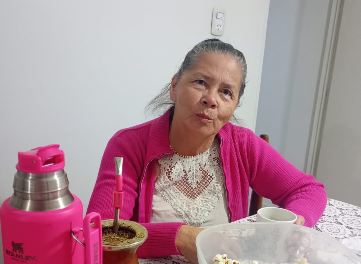 “No es peligrosa ni violenta; es una mujer mayor que necesita contención, no castigo”: detuvieron a una enfermera jubilada