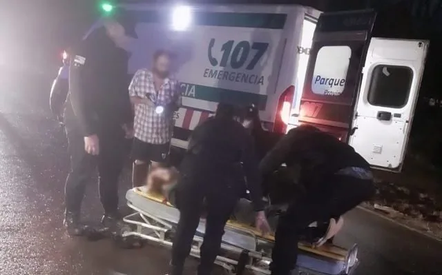 Abuela fue atropellada por una moto cuando cruzaba la ruta y se encuentra grave