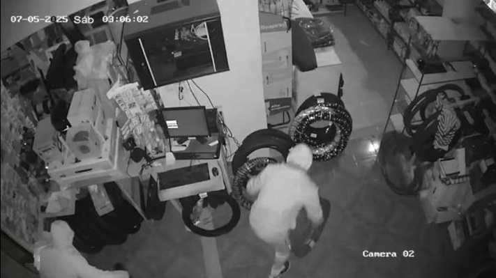 Quedó grabado robando, la policía lo identificó y su mujer devolvió parte del botín: ahora preso  