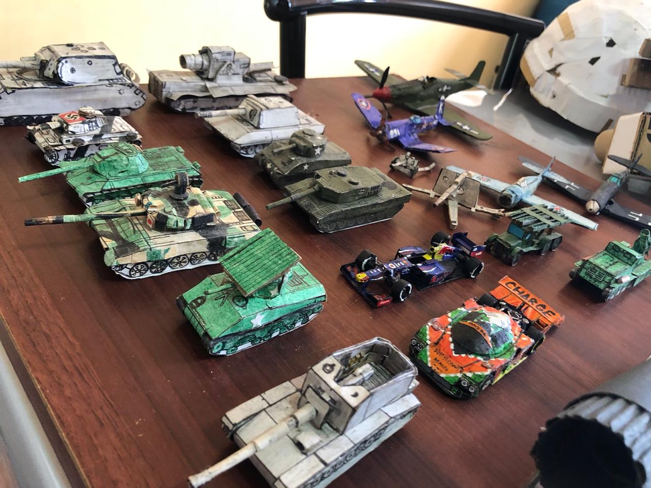 Talento obereño: tiene 14 años y construye réplicas exactas con papel y cartón reciclados