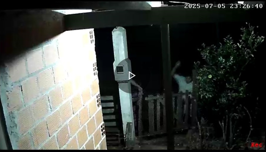 Filmaron a un “puntero” barrial borracho, insultando y atacando con machete a los vecinos