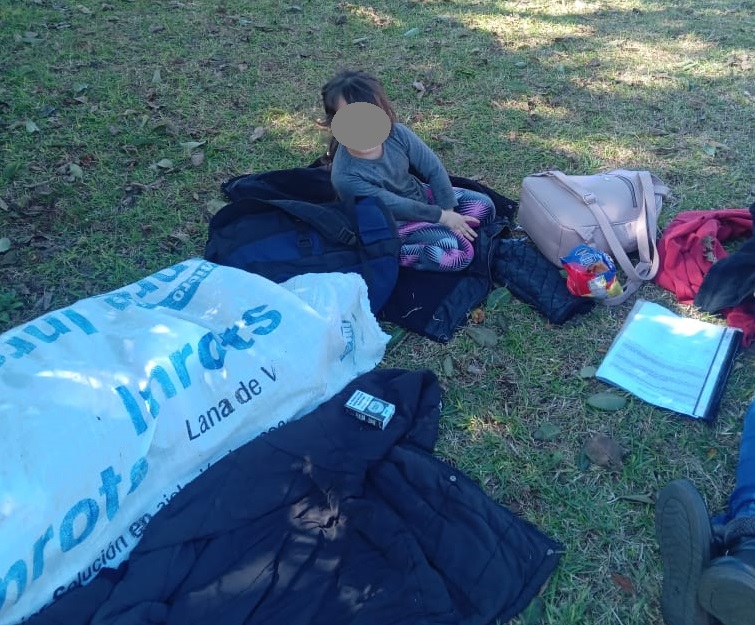 Desesperado pedido de un padre desalojado con sus dos hijas: “Tuvimos que acampar horas en la plaza sin comer”