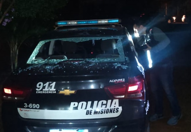 Policía tenía que custodiar una casa, pero estaba adentro con la dueña: llegó el ex, rompió el patrullero y quemó un chaleco antibalas