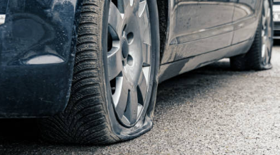 Violento ataque a un inspector del transporte urbano de Oberá: le reventaron las cuatro cubiertas y la luneta del auto