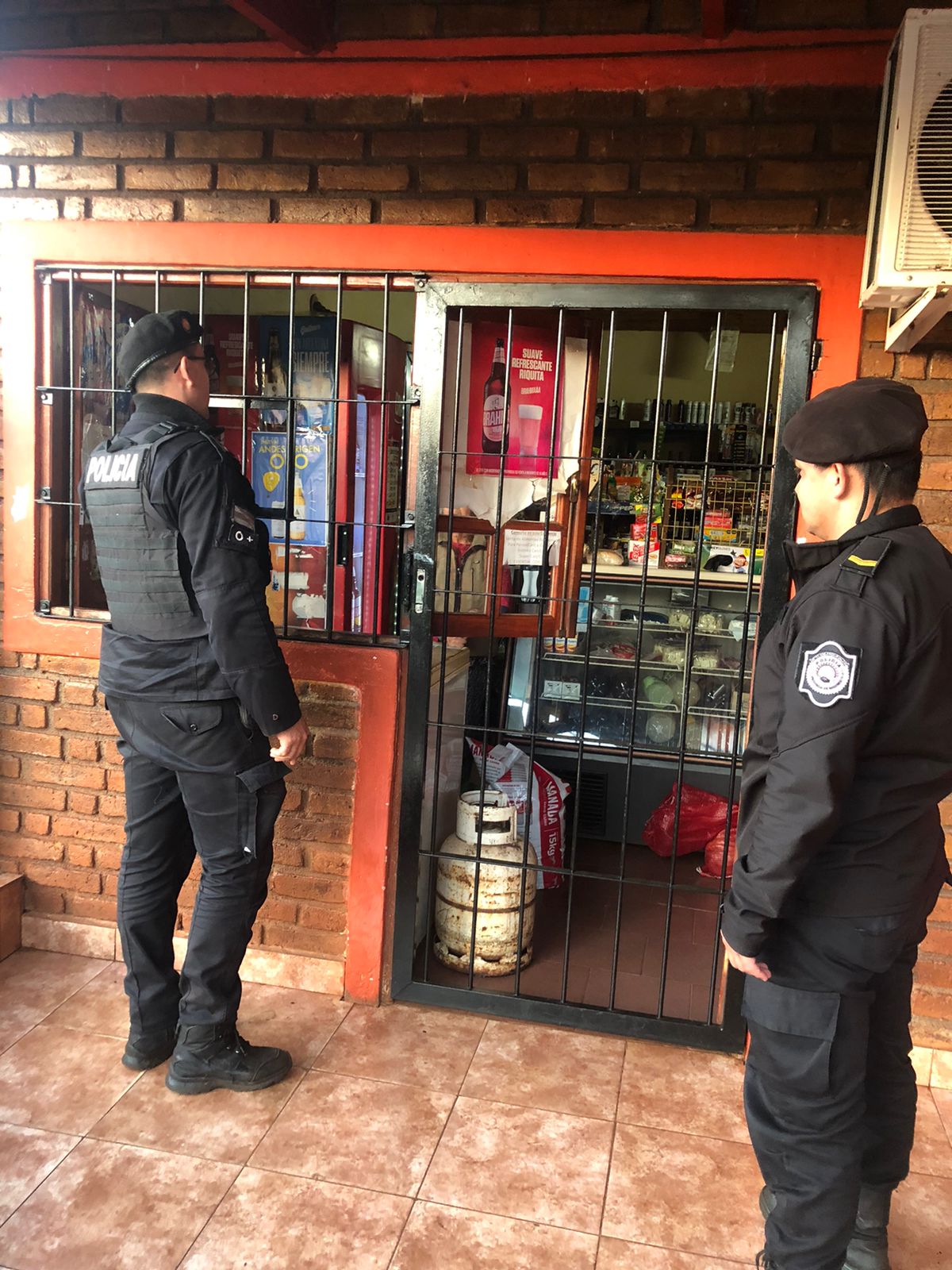 La policía recorrió barrio Kindgren tras reclamo por venta de alcohol a menores