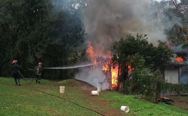 Familia obereña perdió todo en un incendio: son cuatro chicos