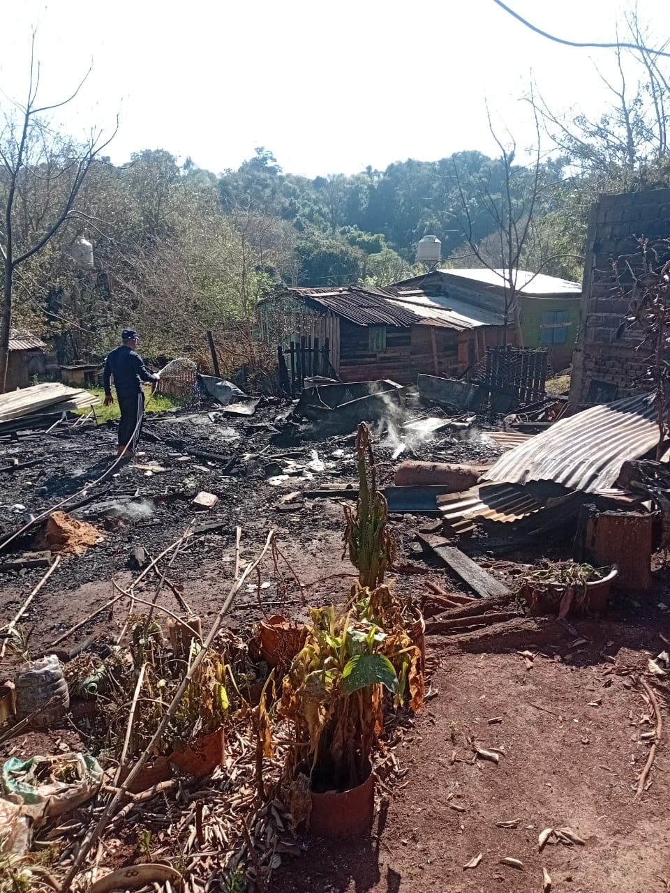 Es paciente oncológica y perdió todo en el incendio de su casa en barrio Caballeriza