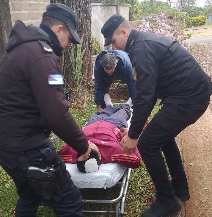 Motociclista tumbó y se lesionó, pero cuando llegó la policía la moto ya no estaba