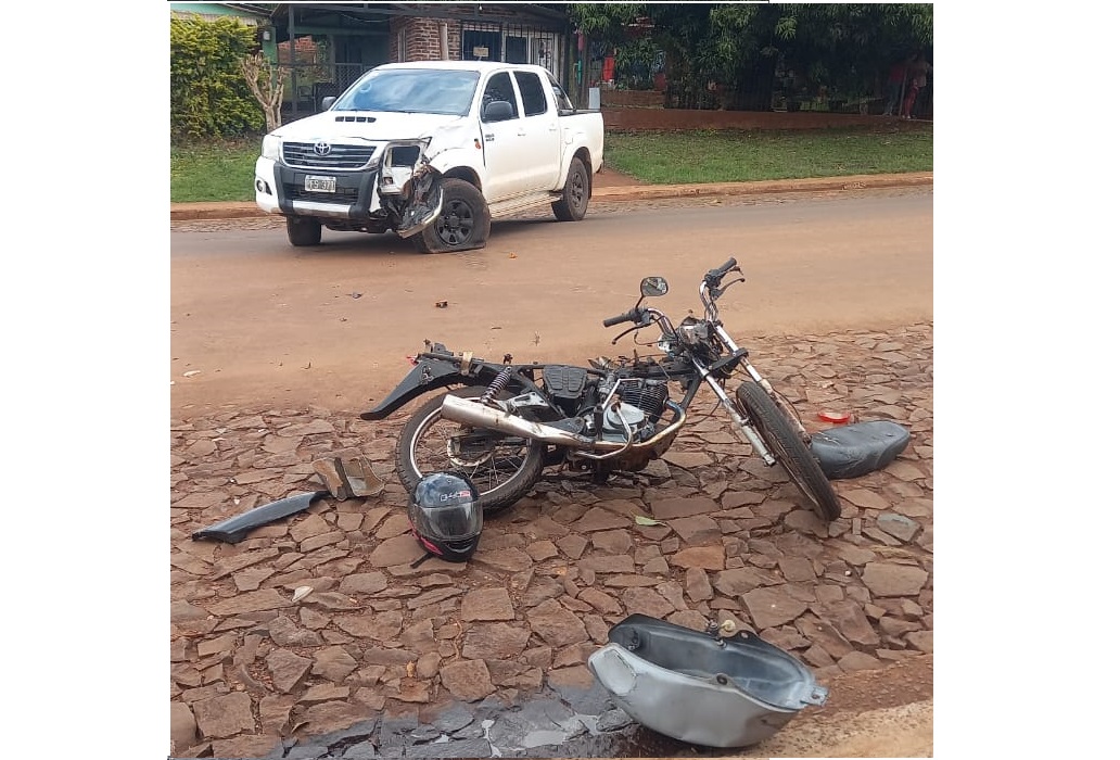 Motociclista herido en un violento choque con una camioneta en Cien Hectáreas