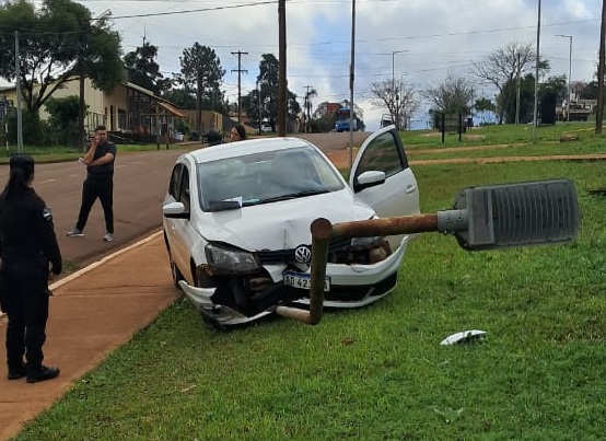 Se agachó para juntar el equipo de mate y chocó contra un poste de luz