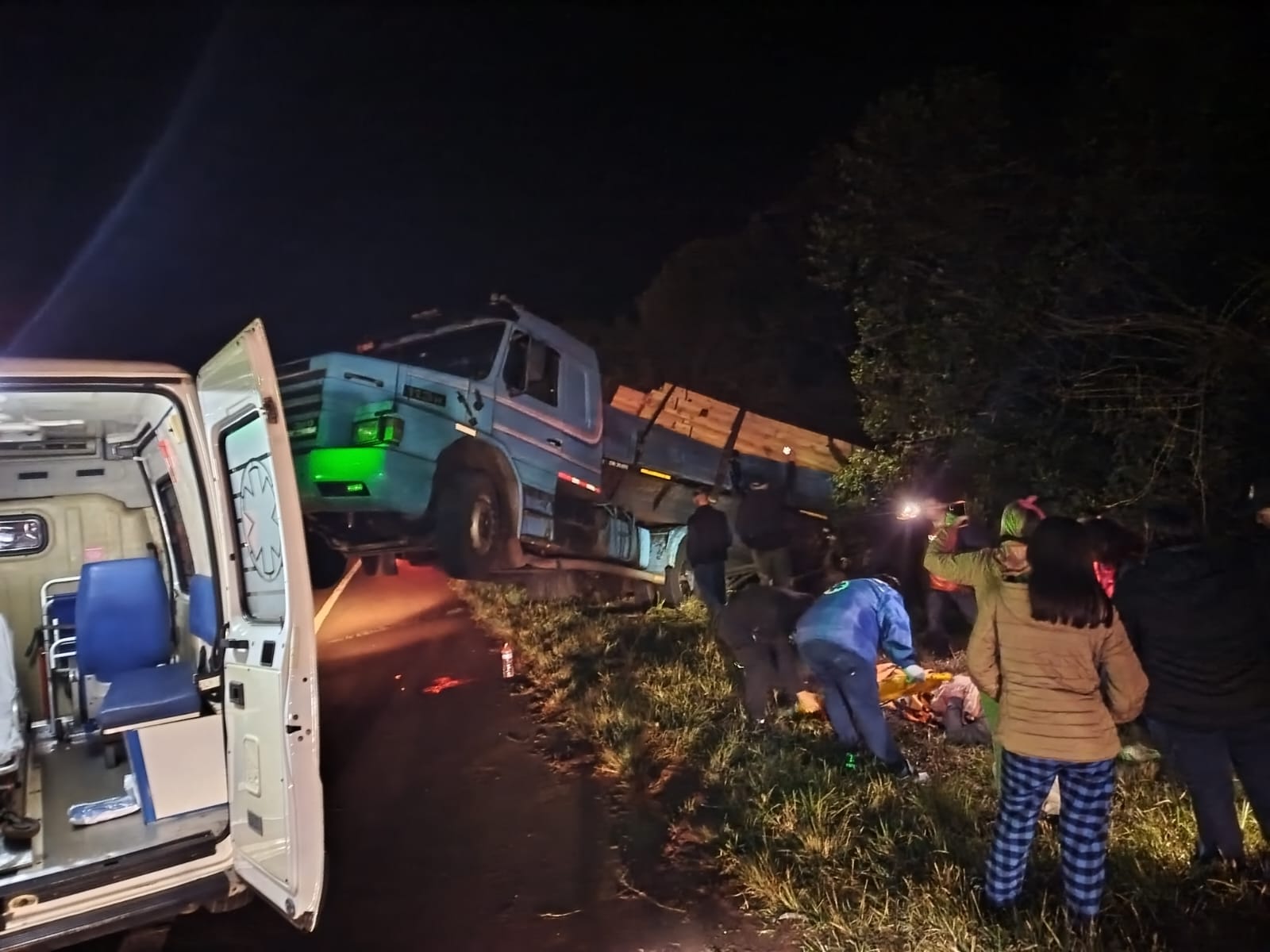 Un camión desbarrancó cerca del puente del Yazá y los lugareños culpan a la “aparecida”