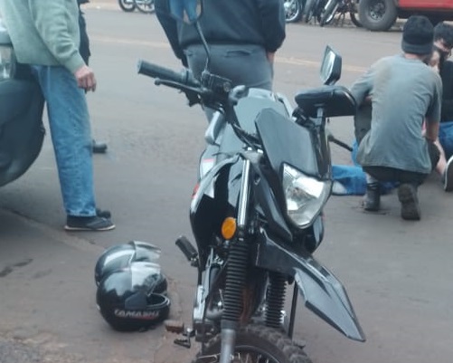 Una mujer resultó lesionada en choque entre una moto Didi y una Hilux