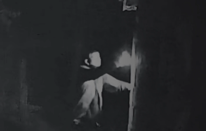 Fue a robar y había gente en la casa, pero igual se llevó el foco del frente