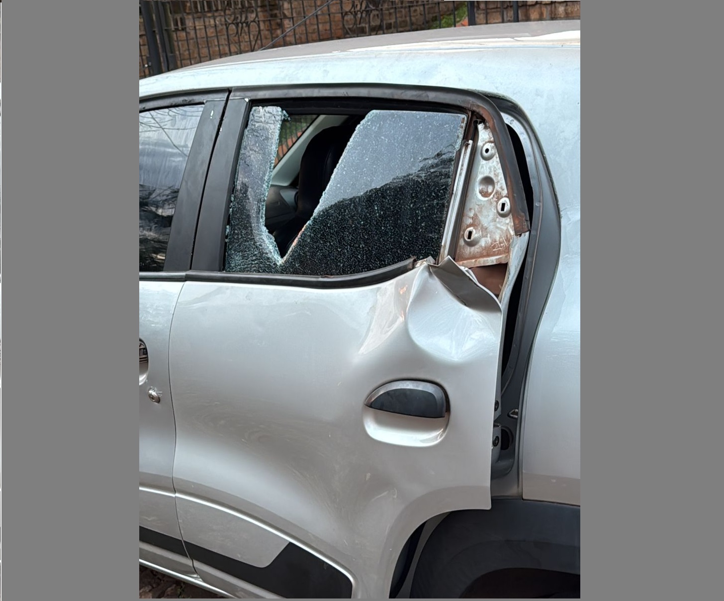Le reventaron el coche para robarle una garrafa de la iglesia que dejó adentro