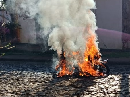 Quiso arrancar la moto y se prendió fuego: hubo daño total