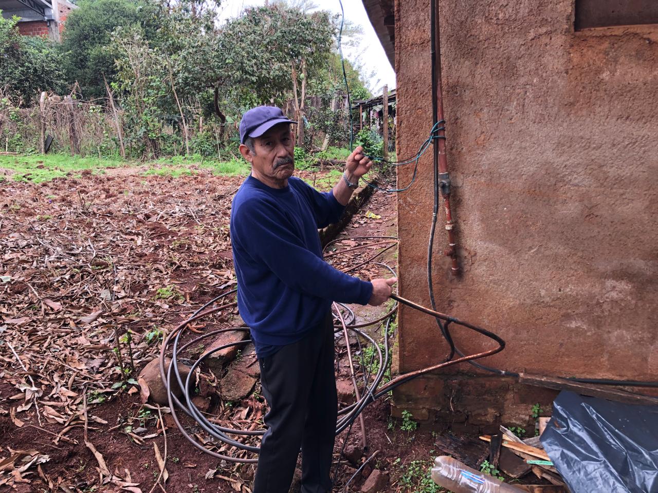 Denunció que su propia hija lo estafó y le cortó la luz y el agua para quedarse con su casa