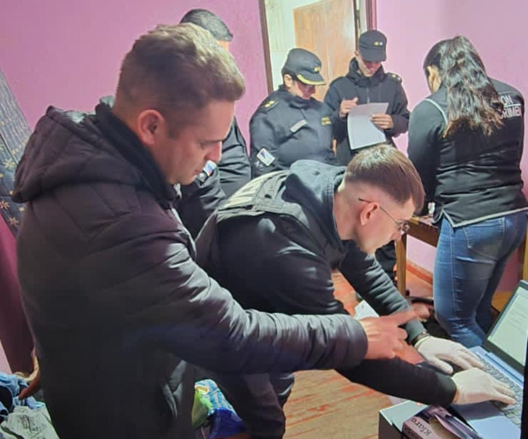 Encontraron ropa interior de niños y pañales donde se hospedaba acusado de traficar con material de abuso sexual infantil