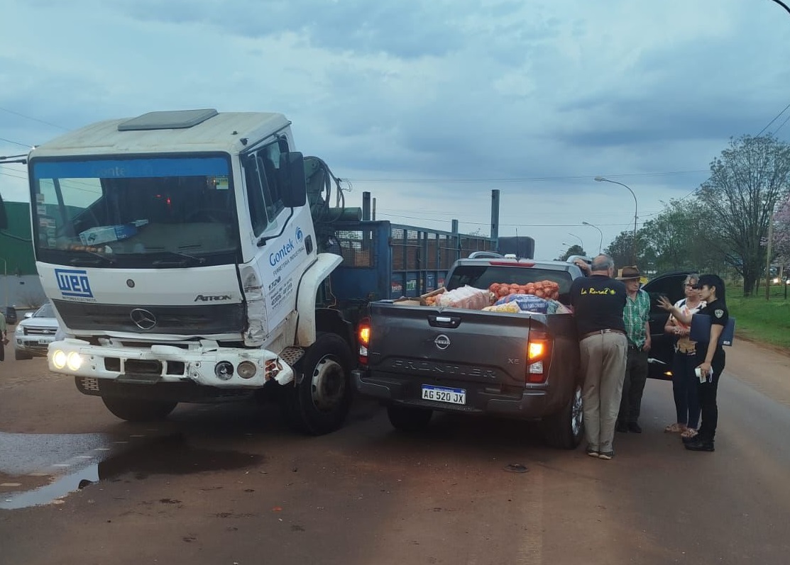 Choque entre una camioneta y un camión dejó dos heridos frente al Cóndor
