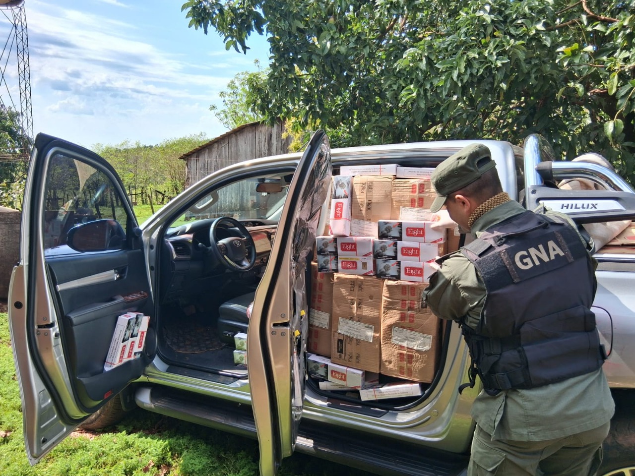 Esquivaron control de Gendarmería y abandonaron 19 mil paquetes de cigarrillos de contrabando
