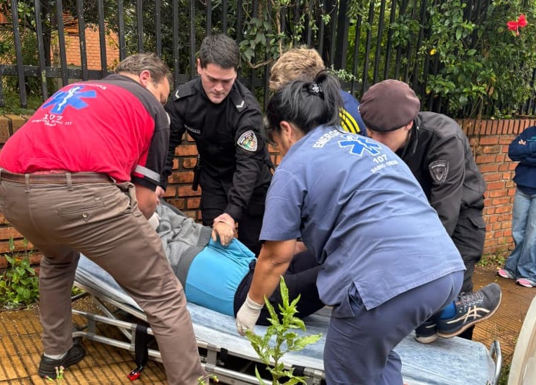 Se descompensó conduciendo, subió a la vereda e impactó contra un letrero: fue trasladado al Hospital
