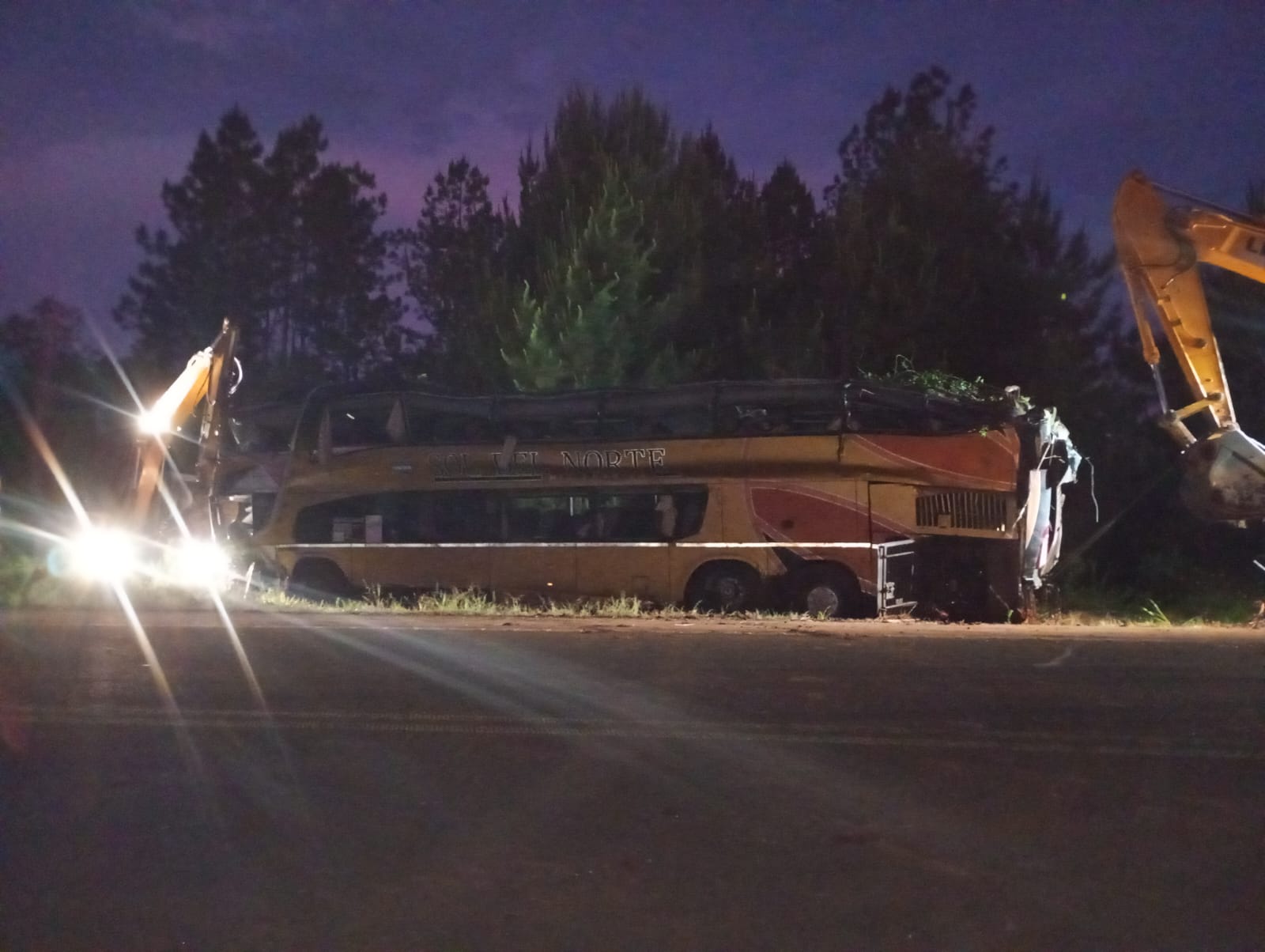 Lograron retirar el colectivo del cauce del arroyo Yazá