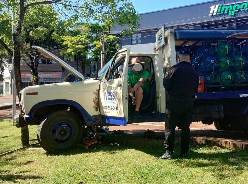 Repartidor de agua se quedó sin frenos y atropelló un banco de la plazoleta Leoncito: no hubo heridos