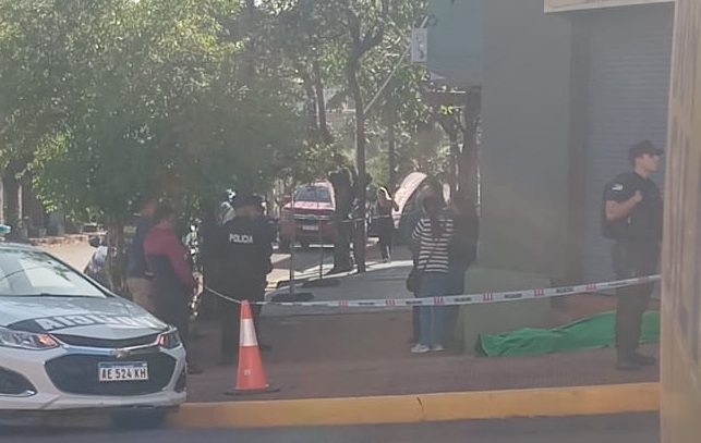 Un hombre falleció en la vereda de avenida Tucumán y Avellaneda