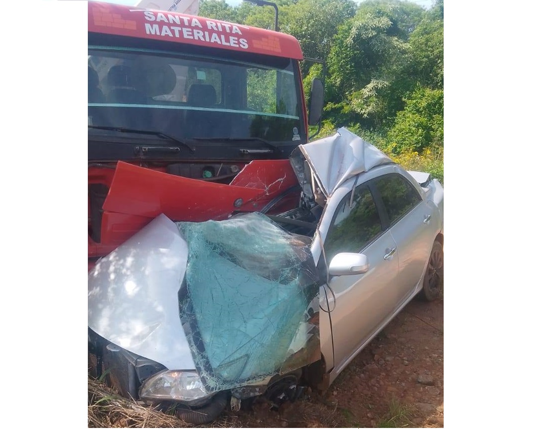 Dos muertos en un choque entre un camión y un coche