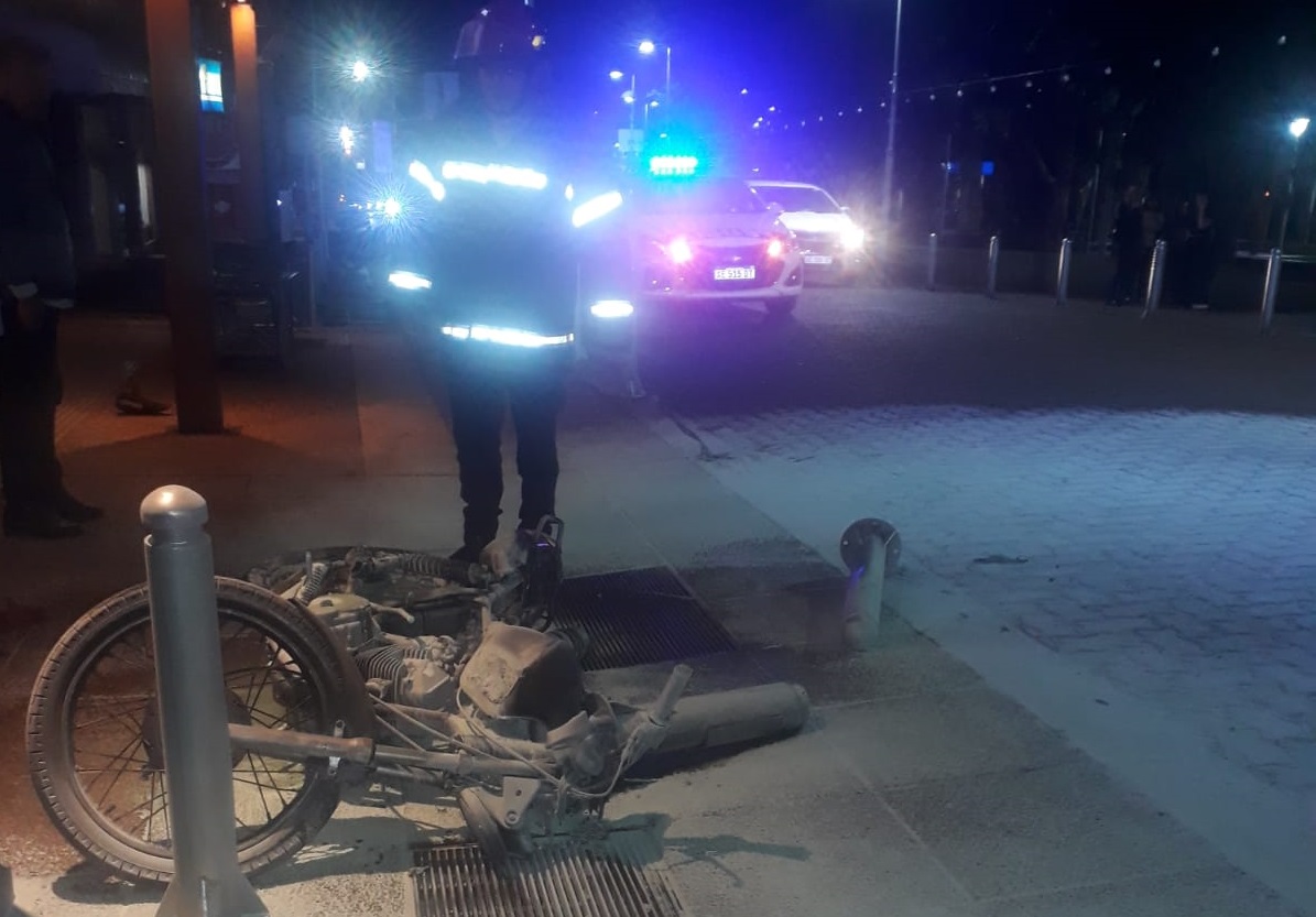 Gurisote corría picadas, despistó en el centro y prendió fuego la moto: se salvó de milagro