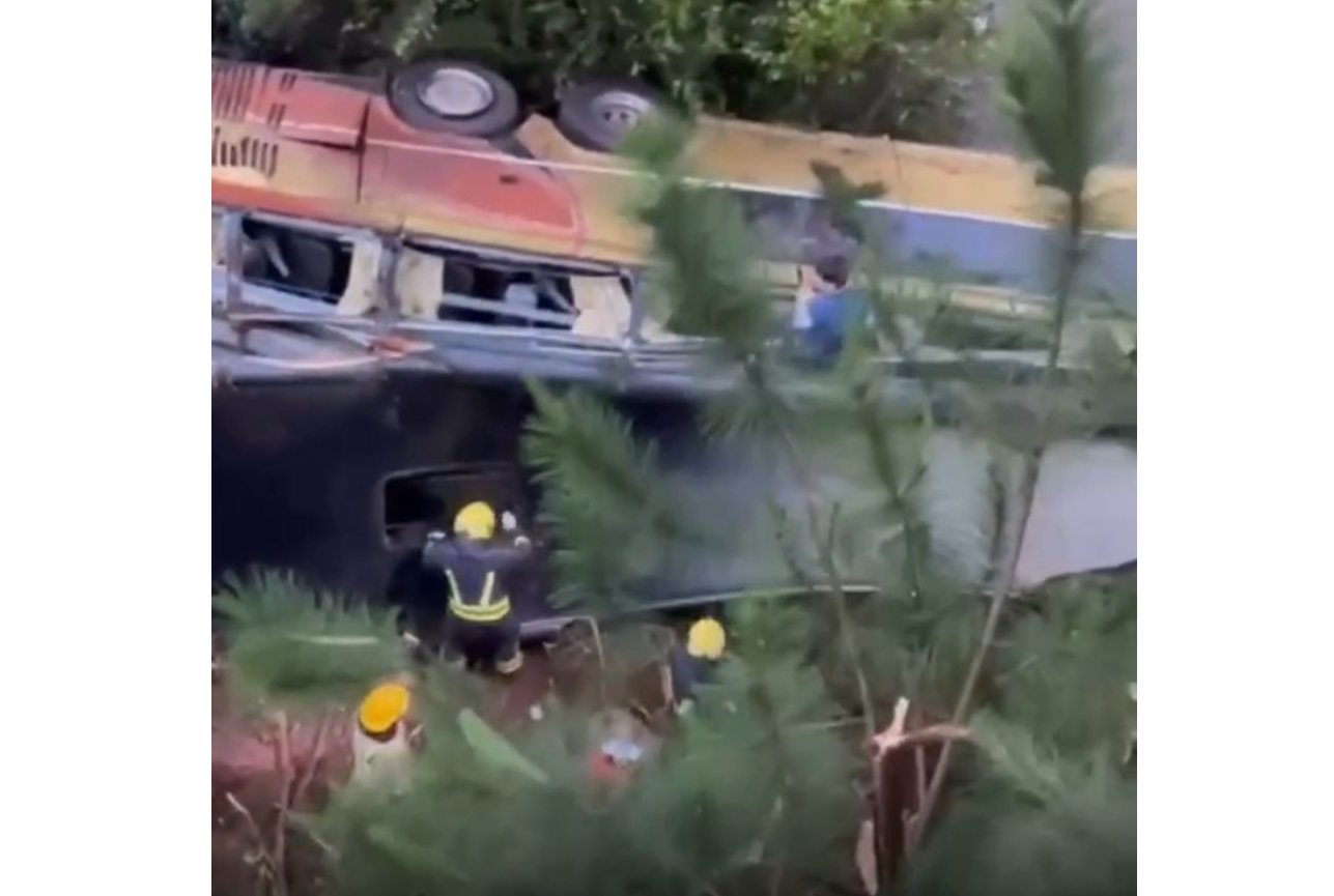 Cayó un colectivo en el puente del Yazá en Campo Viera: habría varios muertos