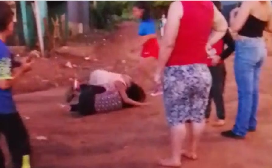 “No se metan… pegale”: un hombre grabó a su hija menor golpeando a otra nena en el barrio San José de Oberá