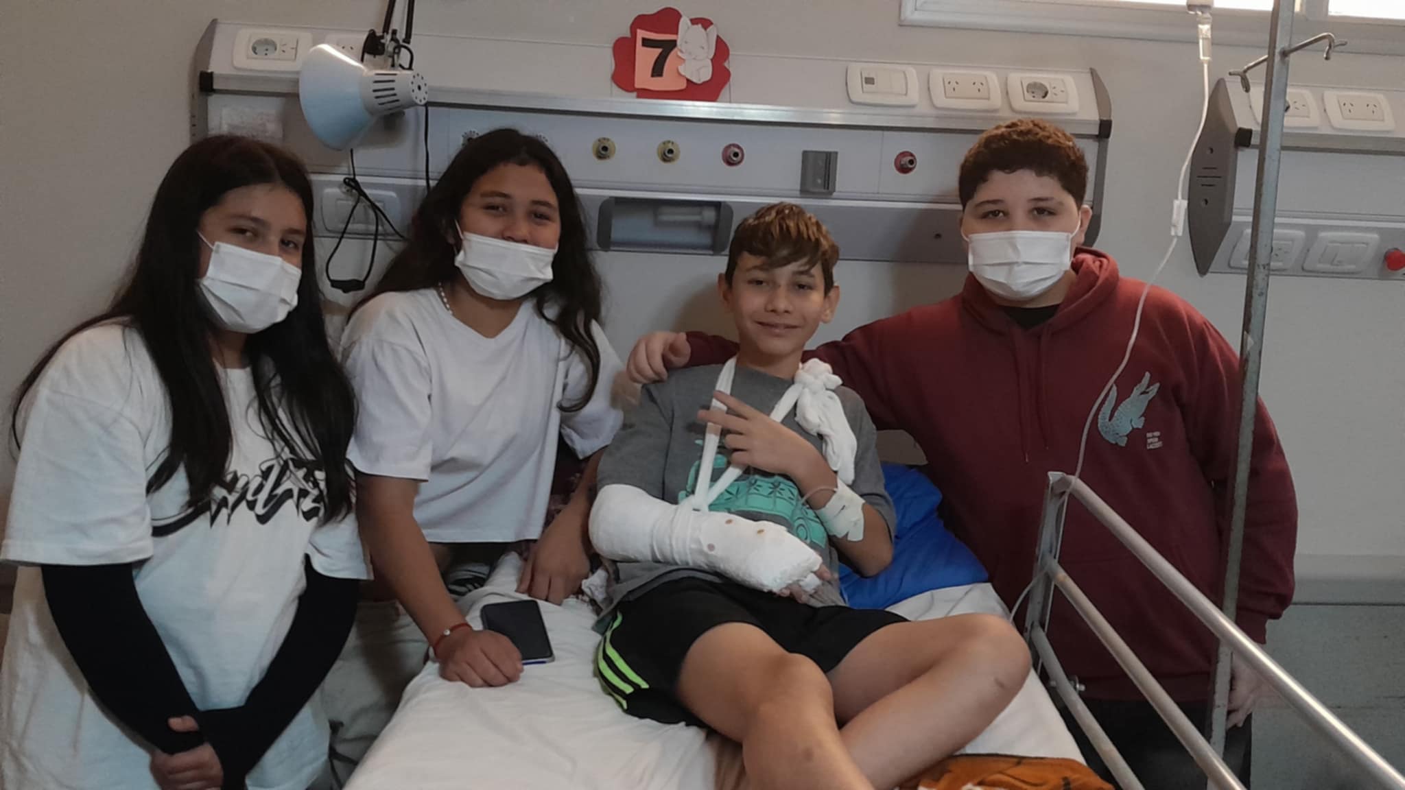 Tragedia del Yazá: Nahuel, el único menor que sigue internado, se recupera y recibió la visita de amigos