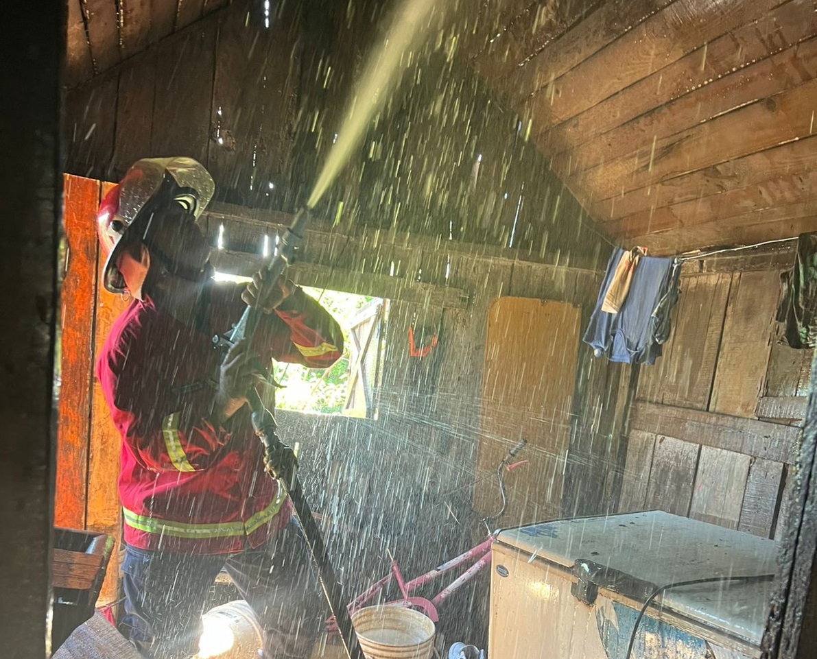 Bomberos evitaron el incendio total de una vivienda en calle Serrano