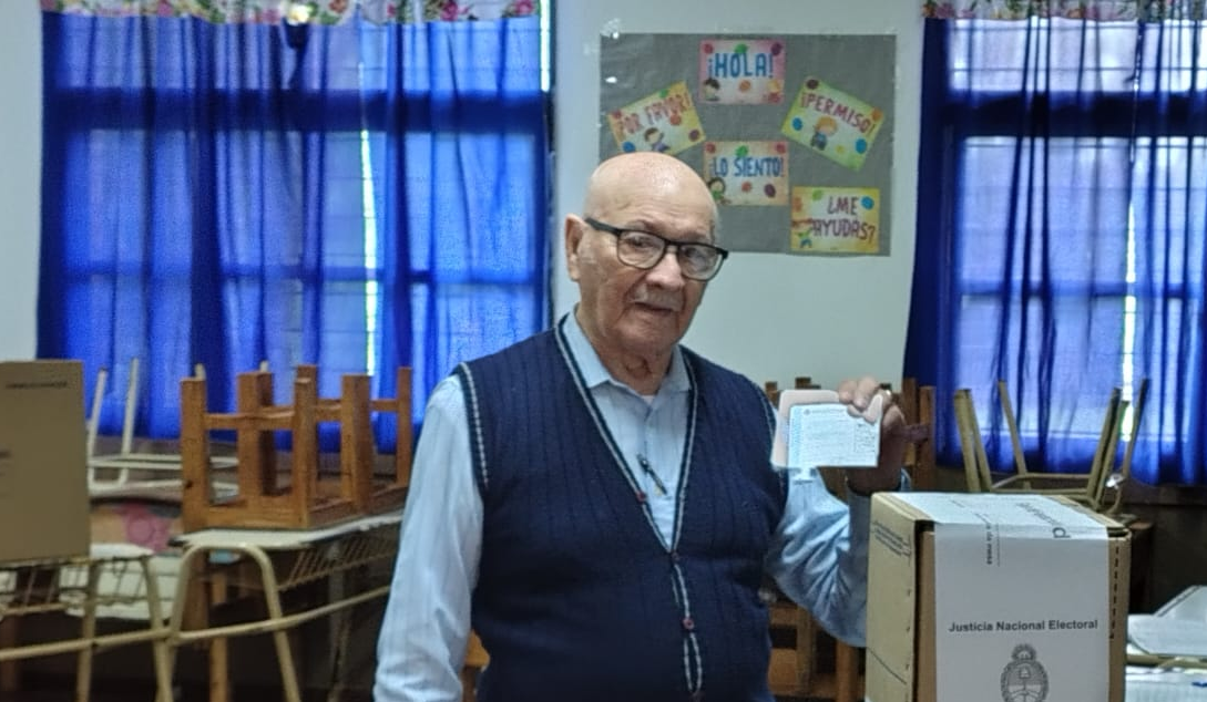 A sus 94 años, don Anselmo Rodríguez votó y destacó el valor de la democracia: ejemplo obereño