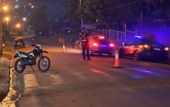 Prefecturiano despistó con la moto y resultó con lesiones, al igual que su acompañante