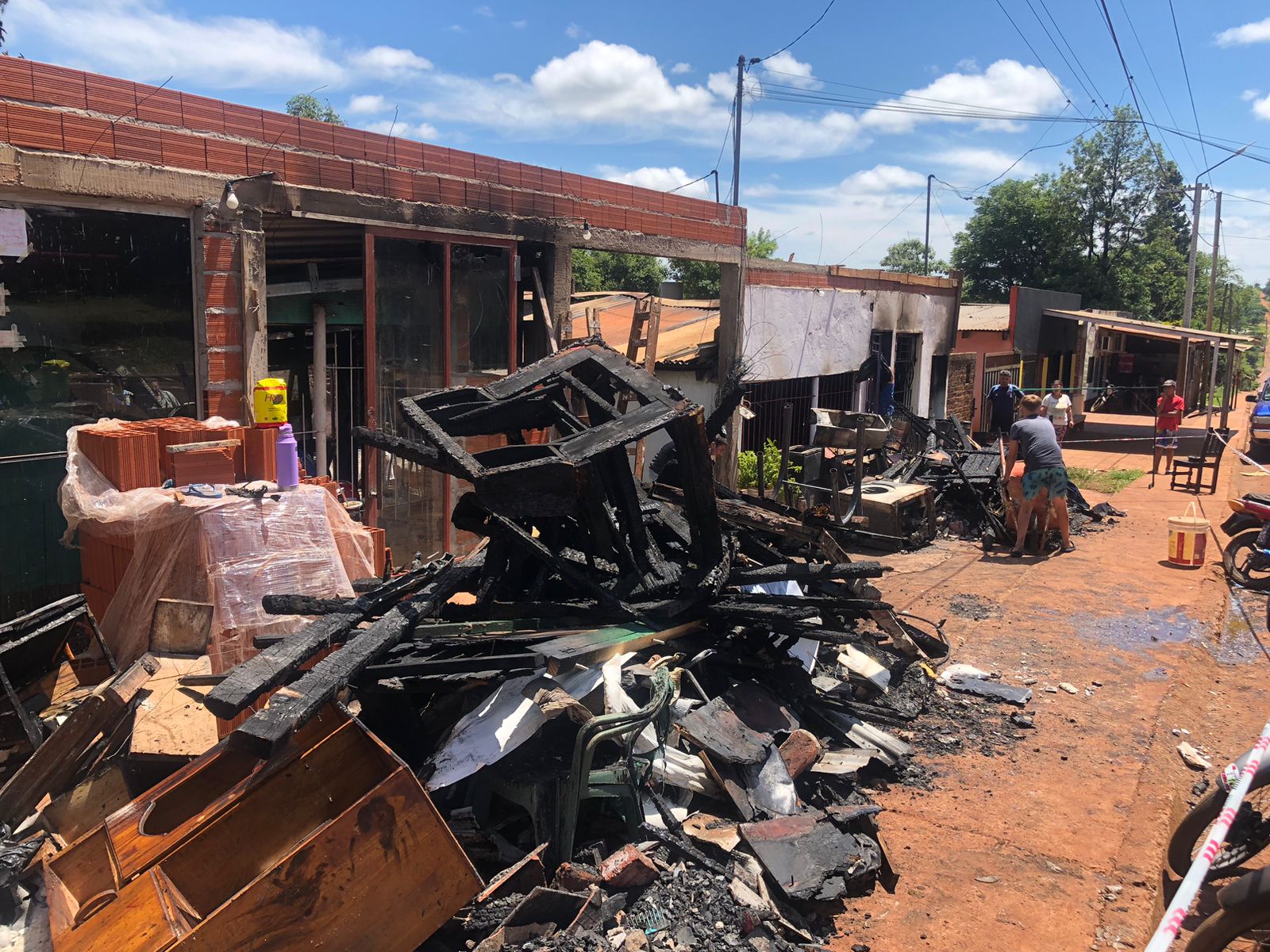 “Nos quedamos con lo puesto, perdimos toda una vida de trabajo”: drama de una familia obereña afectada por un incendio