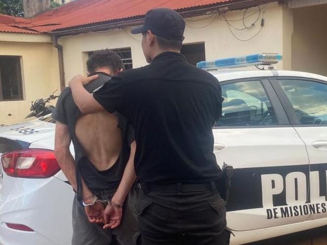 Tomó unos socos porque estaba en patio ajeno y lo retuvieron hasta que llegó la policía