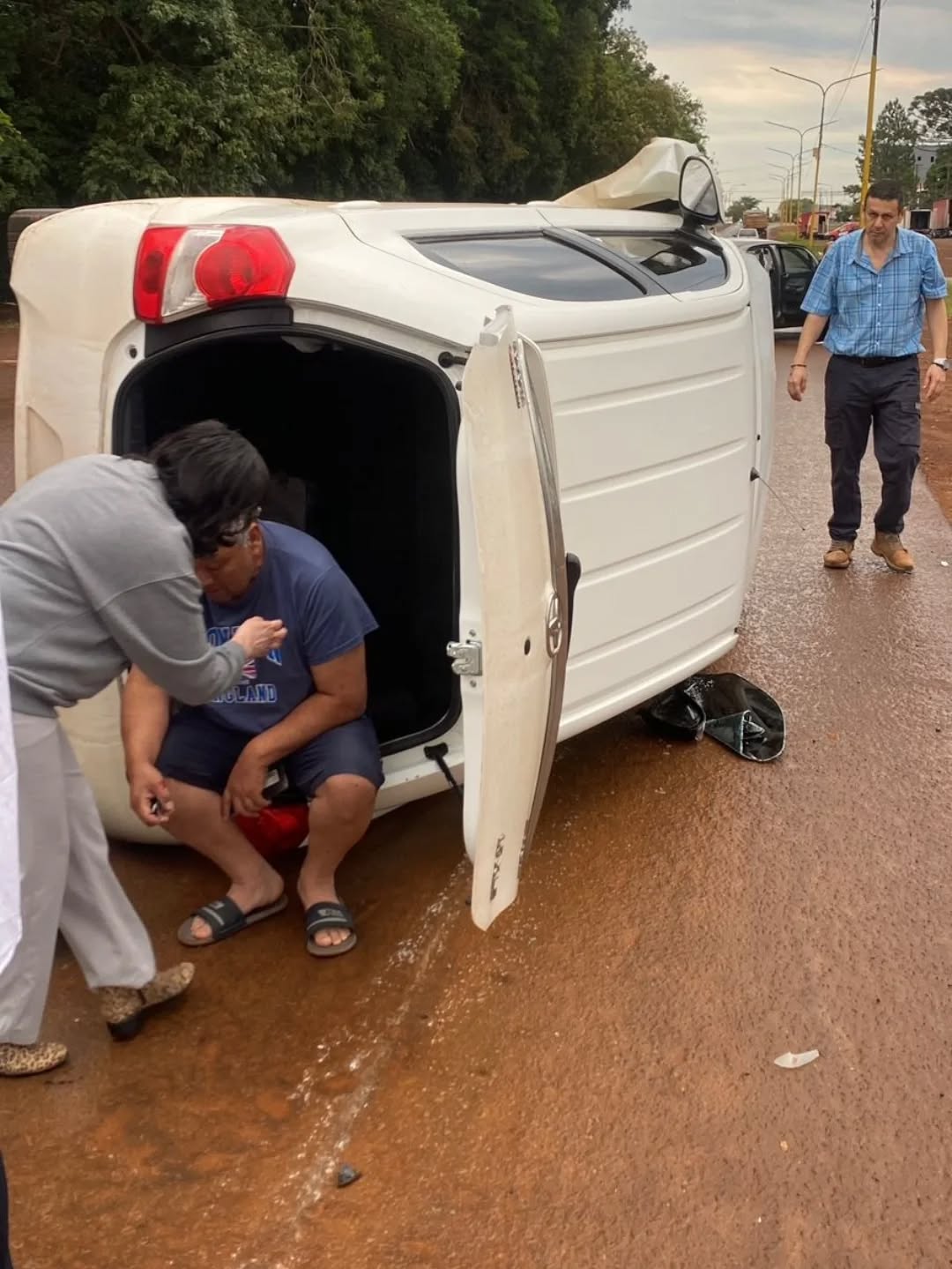 Choque y vuelco en avenida De Las Américas: trasladaron un herido al Hospital