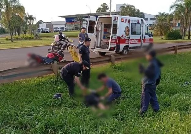 Dos lesionados graves por despiste de una moto en la rotonda del Parque