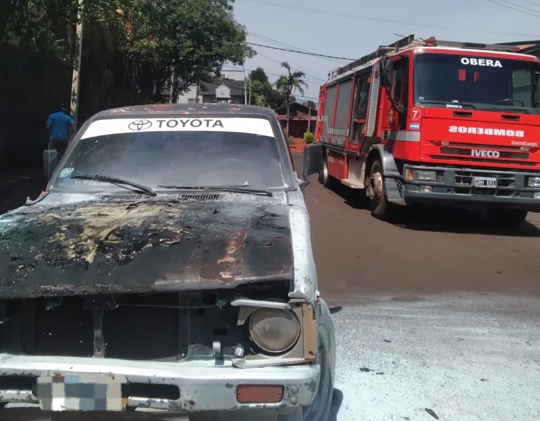 Se incendió una camioneta en calle Alem