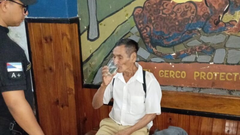 Policías rescataron y asistieron a un abuelo perdido que llegó de Campo Grande