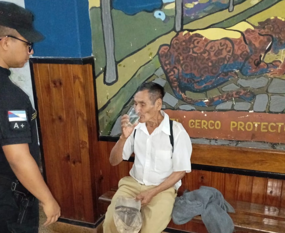 Policías rescataron y asistieron a un abuelo perdido que llegó de Campo Grande