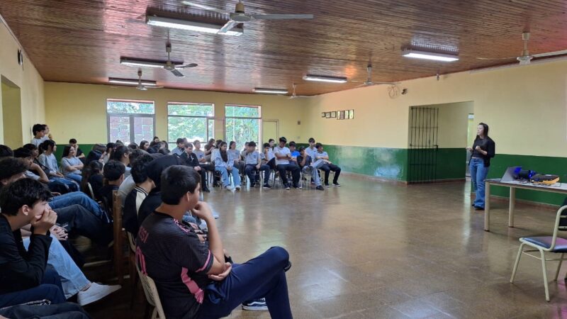 En Campo Ramón hubo charlas de prevención para estudiantes y adultos mayores