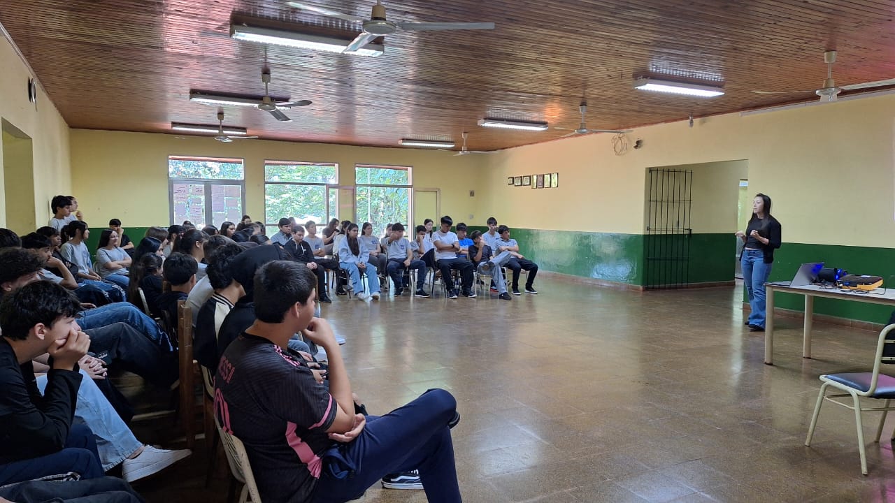 En Campo Ramón hubo charlas de prevención para estudiantes y adultos mayores